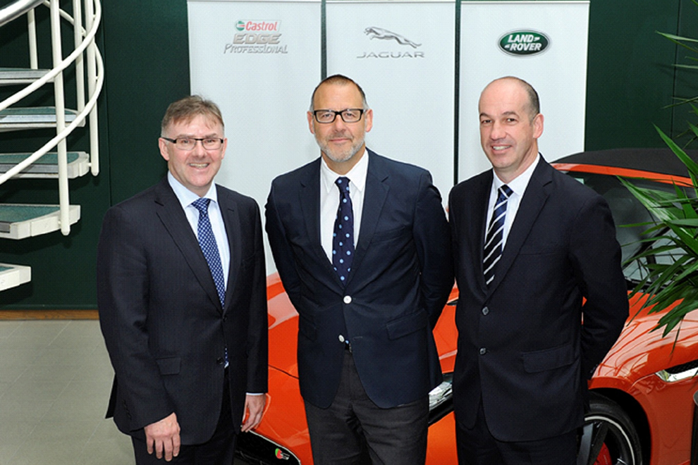 Od lewej: Mark Hodgson (dyrektor sprzedaży OEM Castrol), Rawdon Glover (dyrektor światowego działu obsługi klienta Jaguar Land Rover), Mike Jones (dyrektor światowego marketingu OEM Castrol)