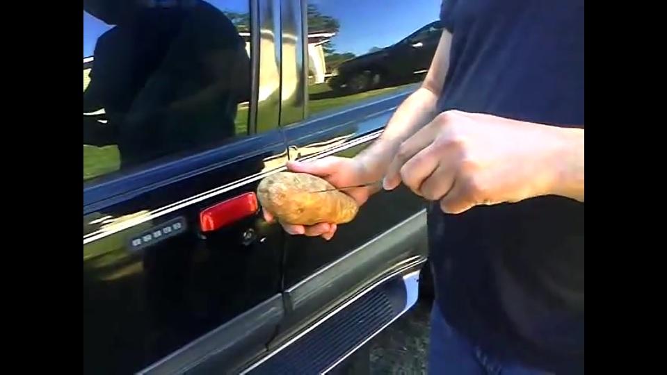 Jak otworzyć samochód za pomocą ziemniaka? [Film