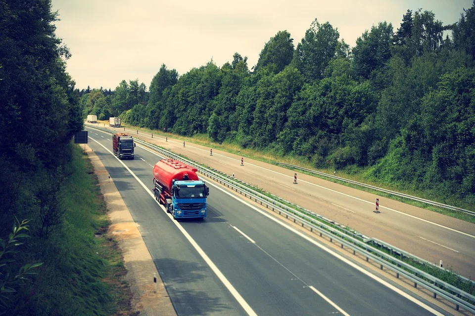 Ciężarówki - czas pracy / źródło: Pixabay