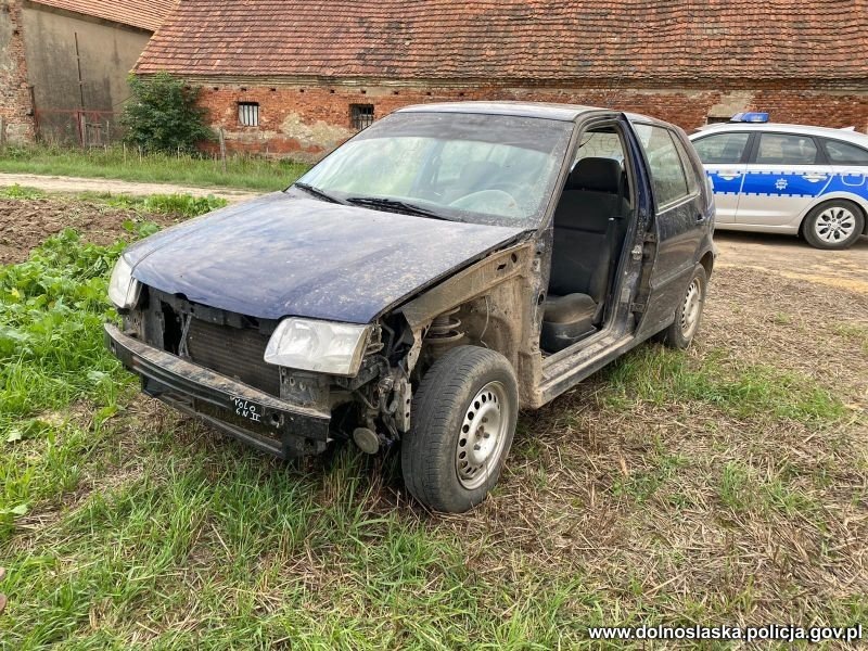 Pijany kierowca uszkodzony Volkswagen Polo