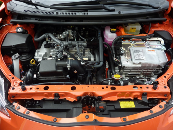 Przedział silnika hybrydowej Toyoty Prius C