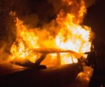 Pożar samochodu elektrycznego - jak go ugasić? Wytyczne Państwowej Straży Pożarnej.
