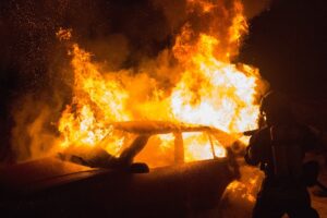 Pożar samochodu elektrycznego – jak go ugasić? Wytyczne Państwowej Straży Pożarnej.