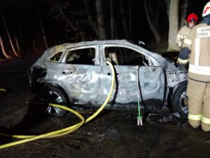 16 zastępów strażackich walczyło z pożarem elektrycznego samochodu przez 21 godzin