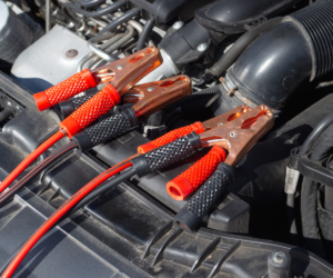 Jak ładować akumulator samochodowy: praktyczne wskazówki i porady