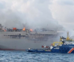 U wybrzeży Holandii płonie statek wypełniony samochodami. Dlaczego nie da się go ugasić? Czy na pokładzie są elektryki?