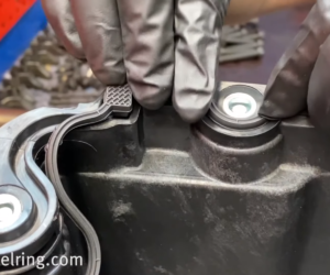 Montaż uszczelki miski olejowej w silnikach Mercedes Benz OM471 [FILM]