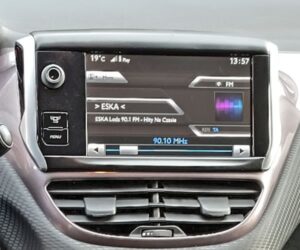 Wymiana ekranu dotykowego w samochodzie – nawet 4 razy droższa niż nowy telewizor!